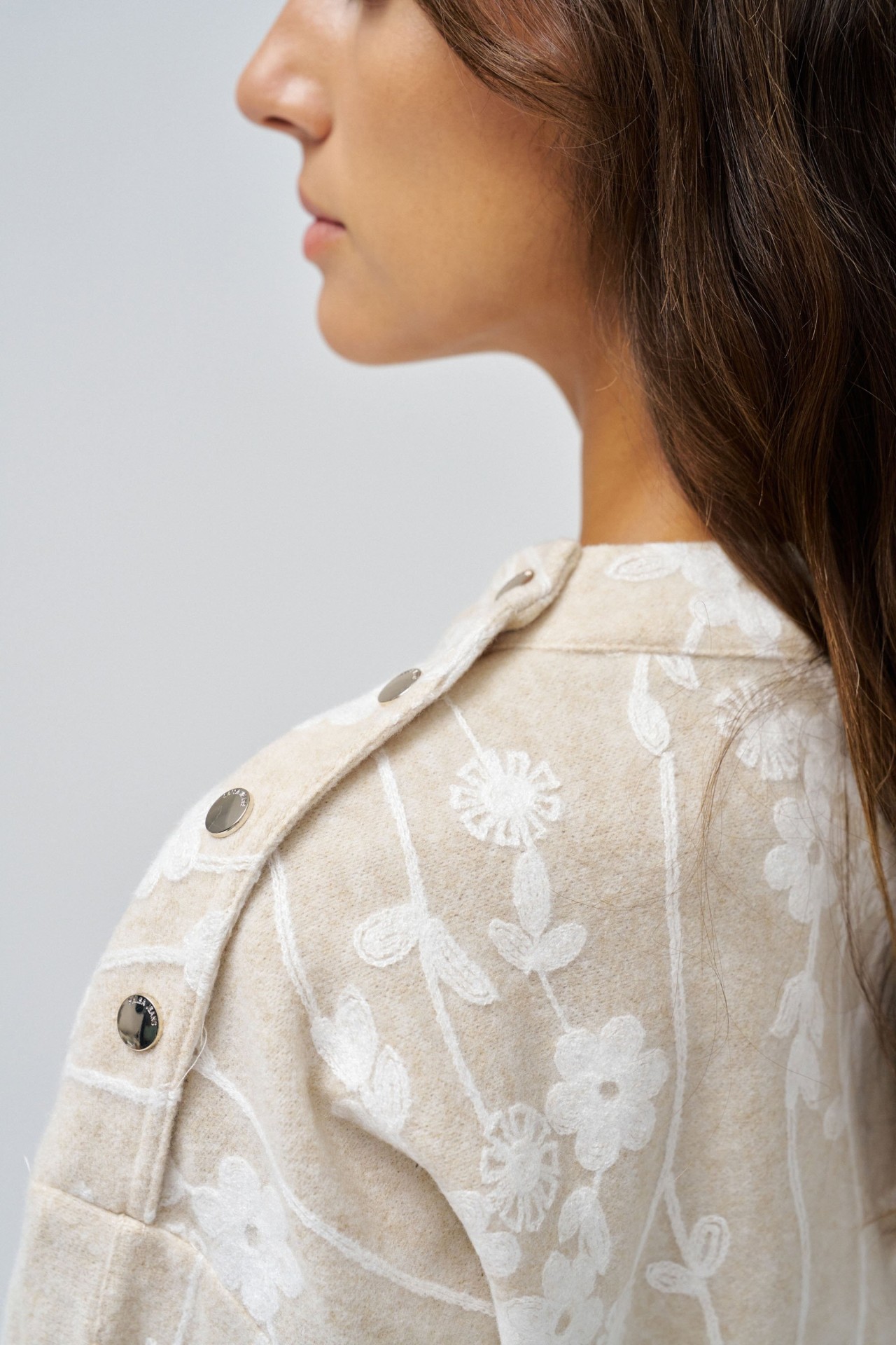 PULLOVER MIT LANGEN RMELN MIT DETAILS