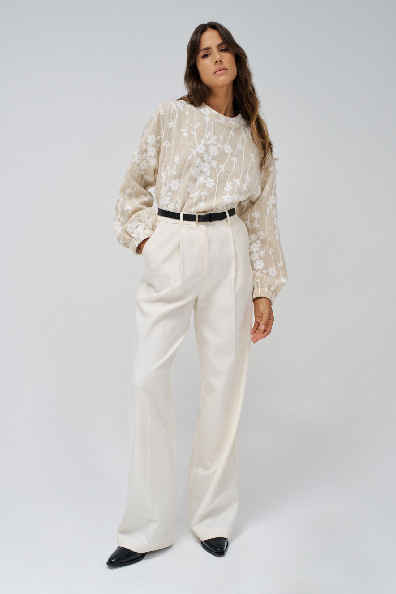 PULLOVER MIT LANGEN RMELN MIT DETAILS