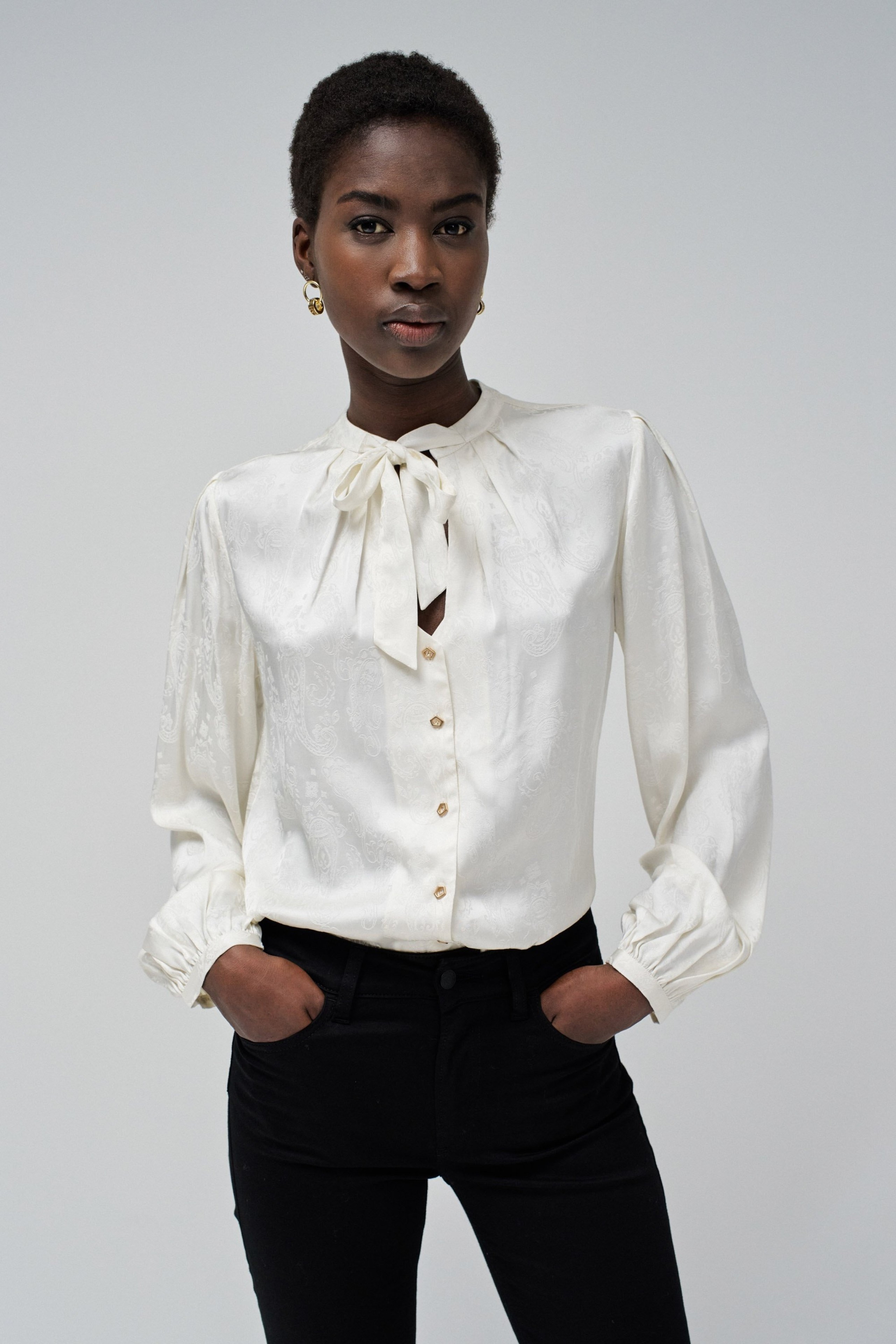 BLUSE MIT SCHLEIFENDETAIL