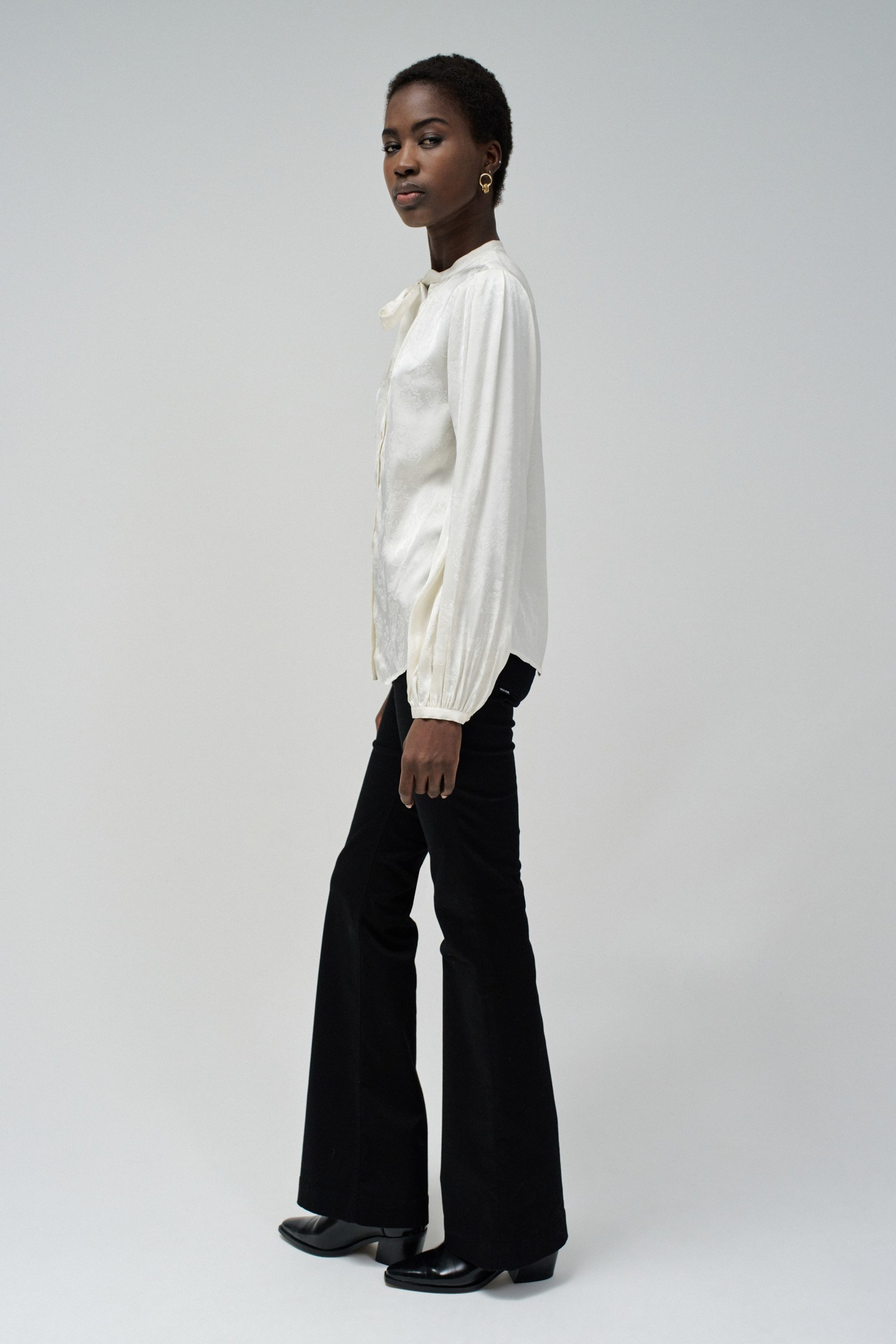 BLUSE MIT SCHLEIFENDETAIL