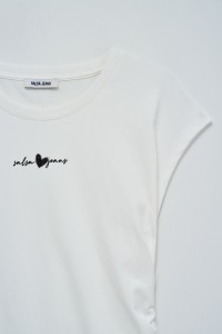 T-SHIRT MIT RSCHEN