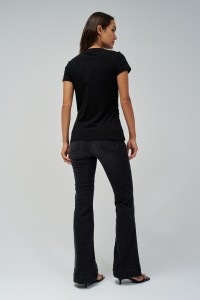 CAMISETA CON BRANDING Y ABALORIOS
