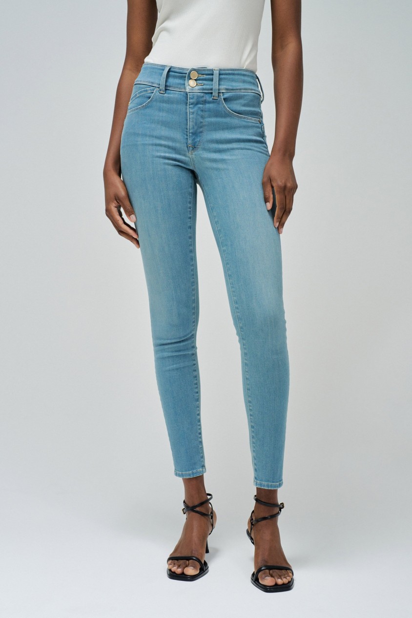 SECRET PUSH IN SKINNY JEANS