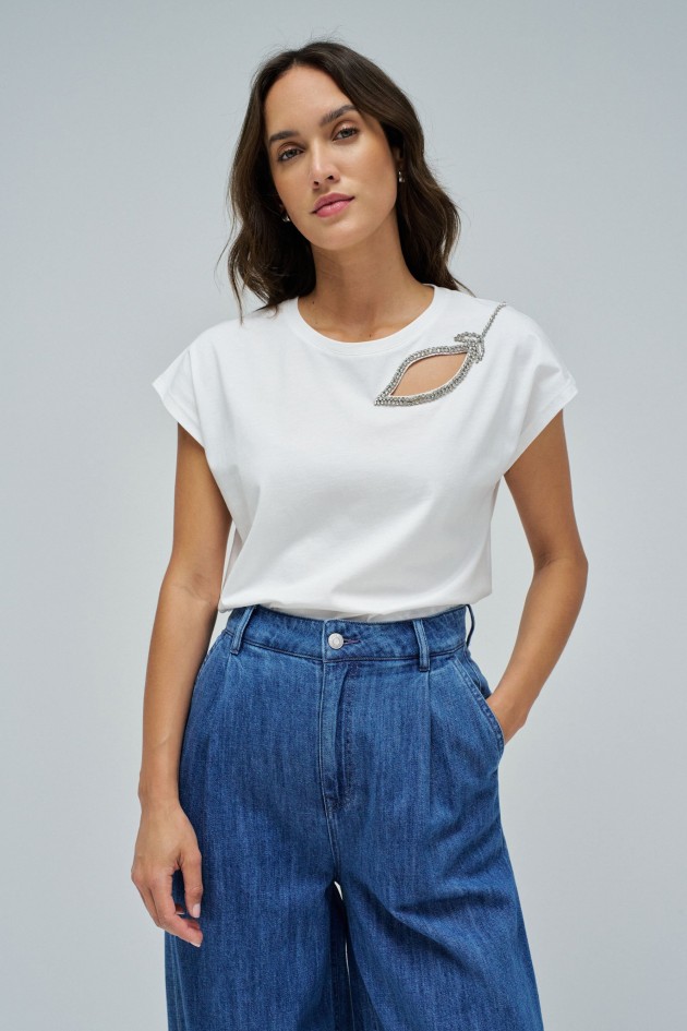 T-SHIRT COM RECORTE NO PEITO