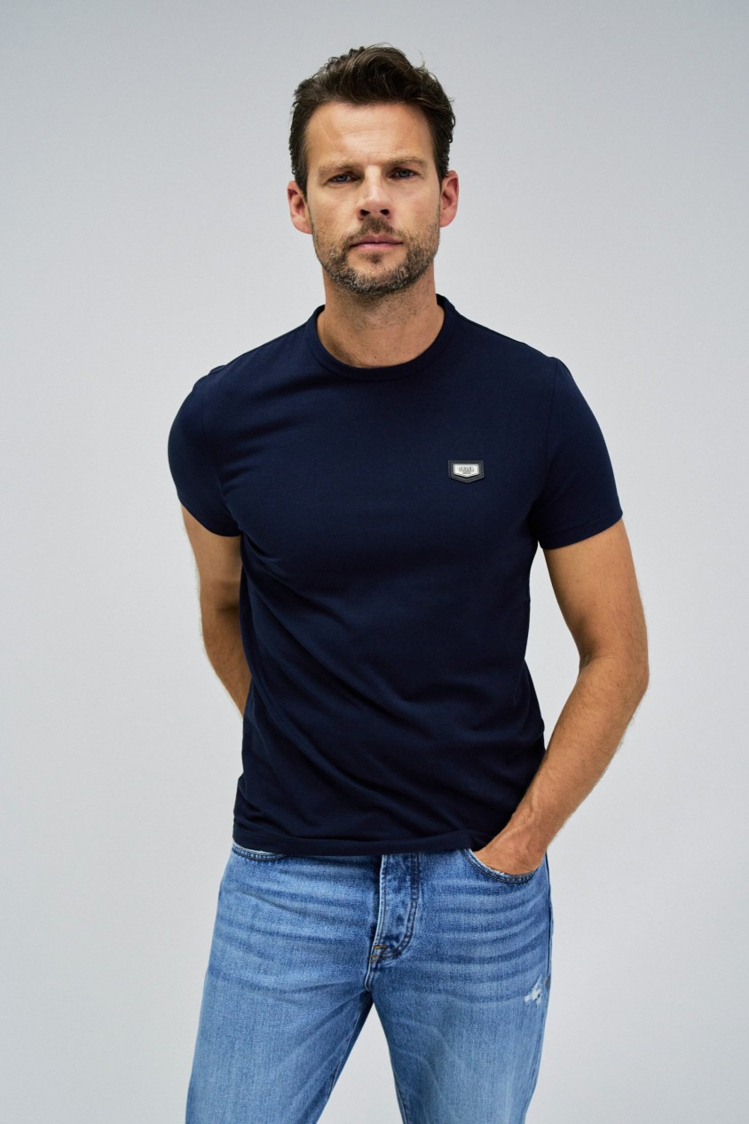 T-SHIRT DE ALGODO COM APLIQUE COM BRANDING