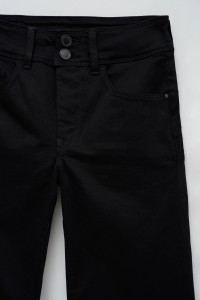 SECRET PUSH IN STRAIGHT JEANS