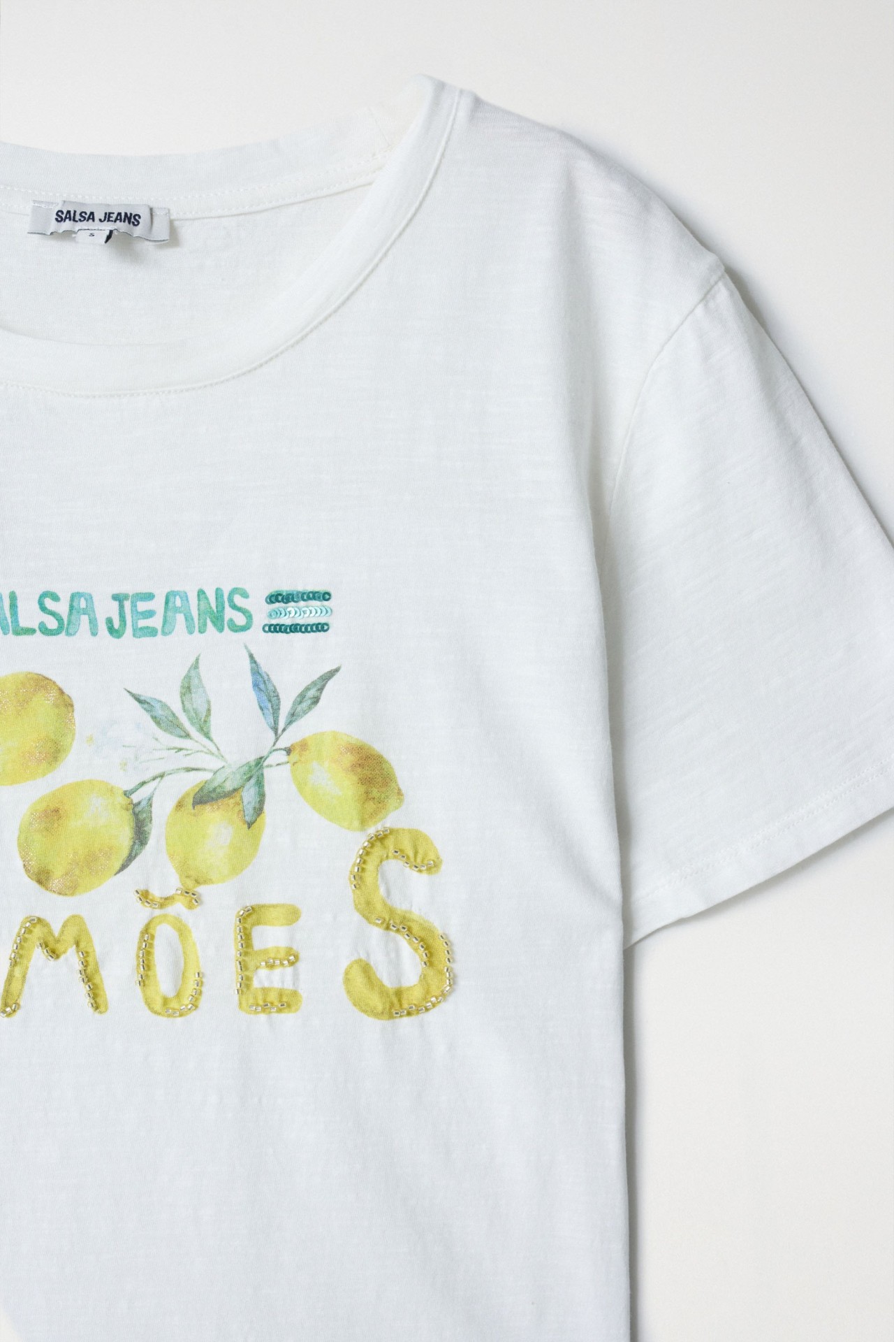 CAMISETA CON ESTAMPADO Y ABALORIOS