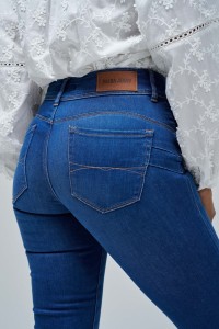 SECRET PUSH IN BOOTCUT JEANS