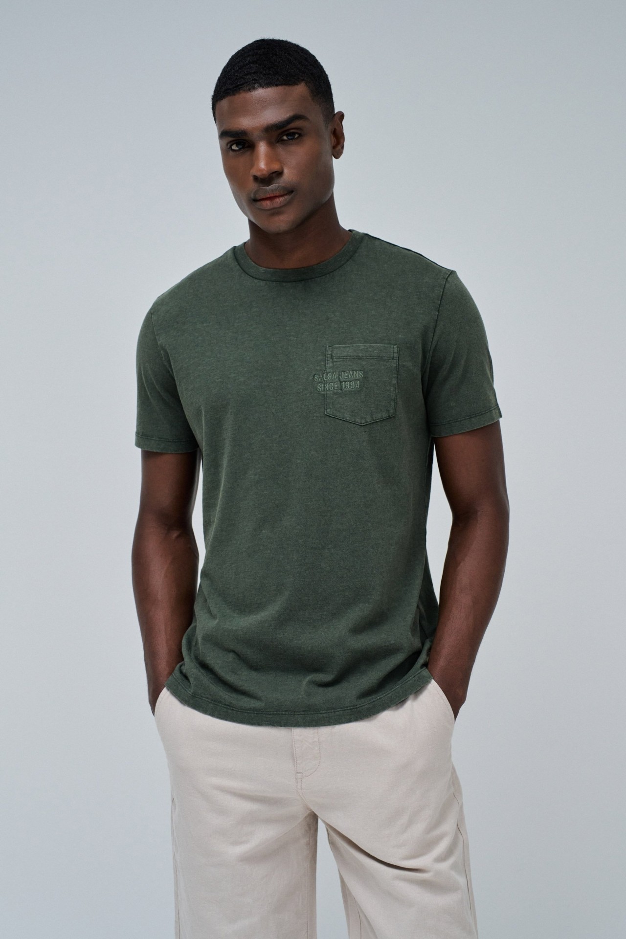 T-SHIRT MIT BRANDING