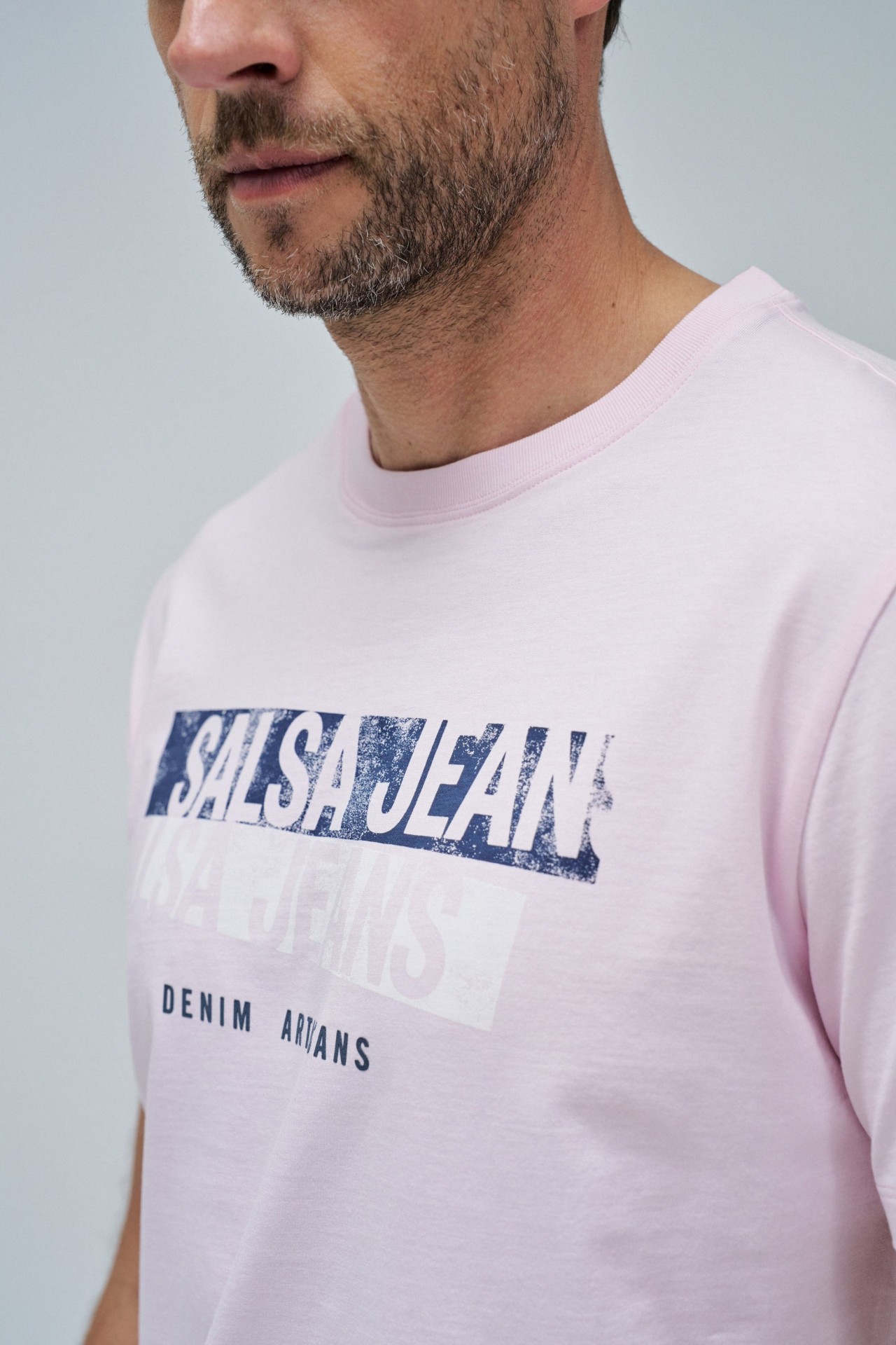 T-SHIRT MIT BRANDING