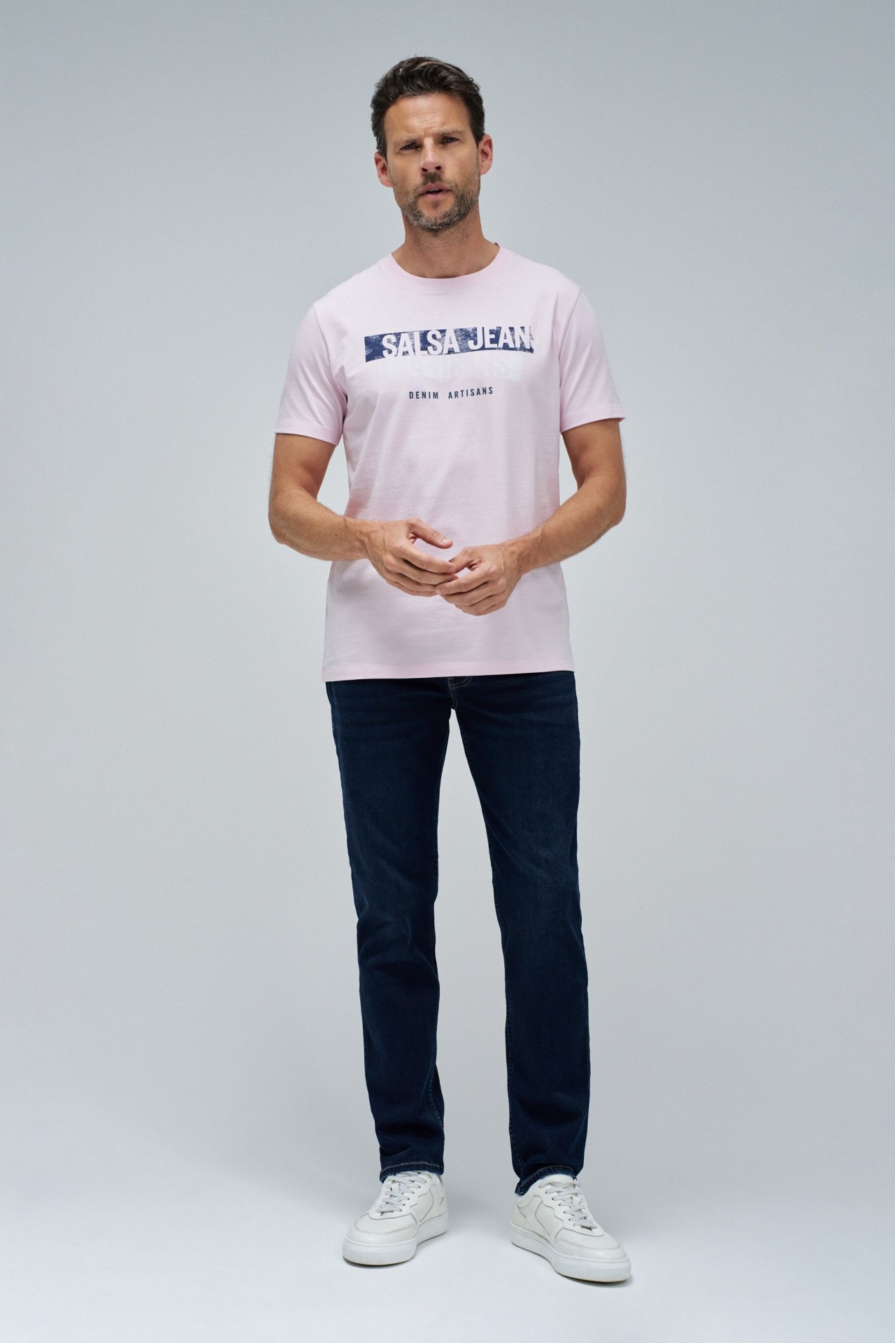 T-SHIRT MIT BRANDING