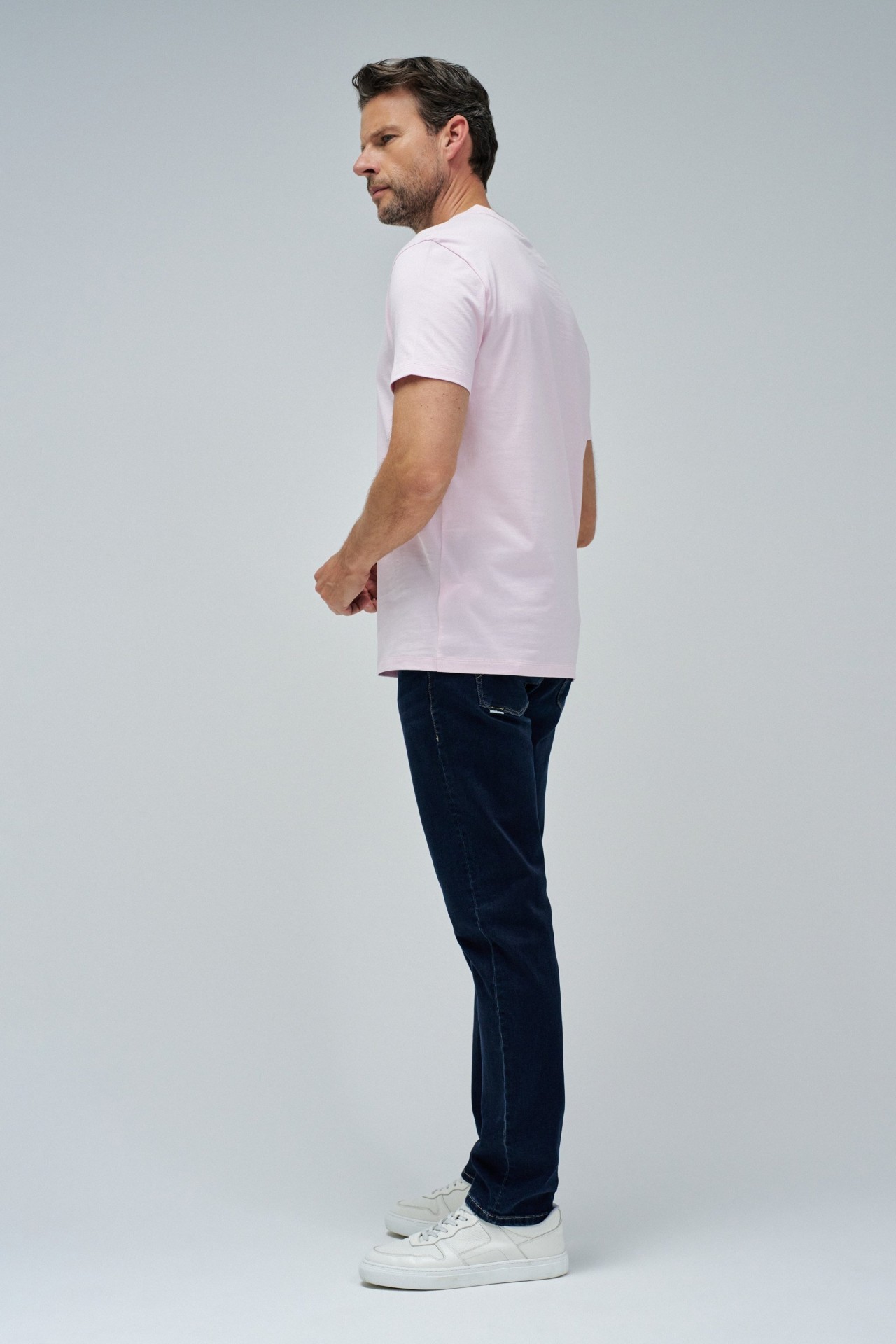 T-SHIRT MIT BRANDING