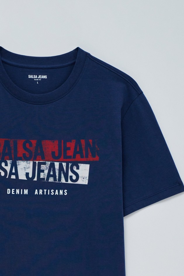 T-SHIRT MIT BRANDING