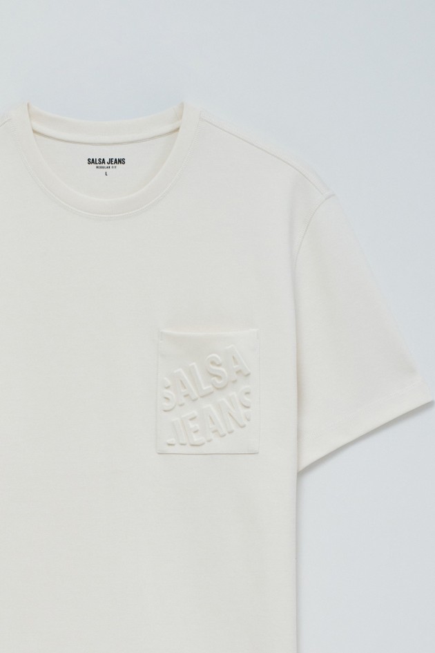 T-SHIRT COM BRANDING EM RELEVO
