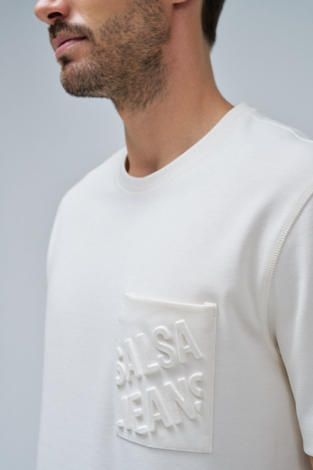 T-SHIRT COM BRANDING EM RELEVO