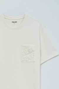 CAMISETA CON LOGO EN RELIEVE