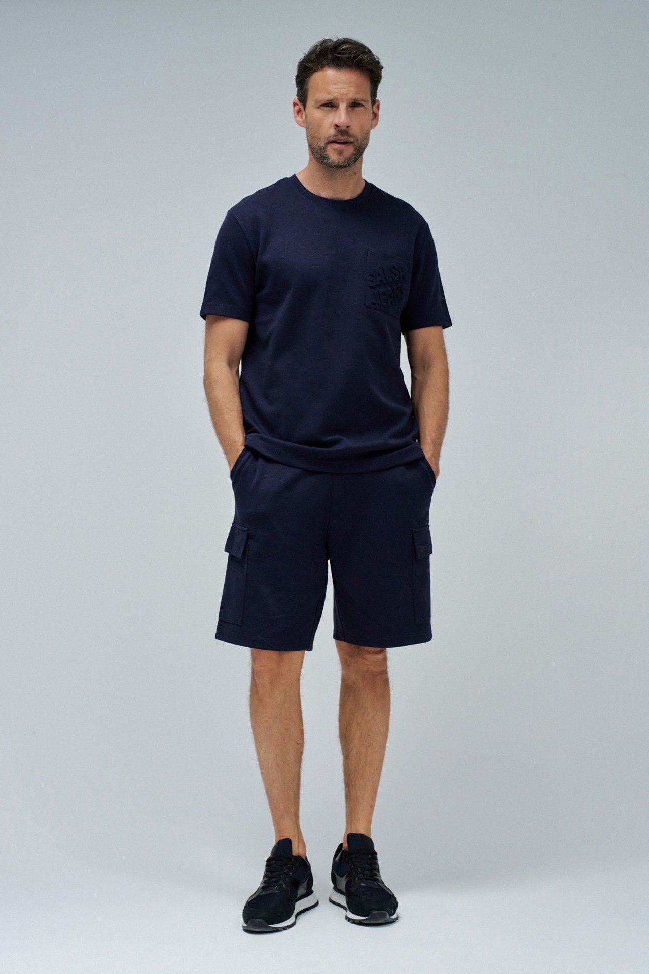 T-SHIRT MIT PRGUNG DES MARKENLOGOS