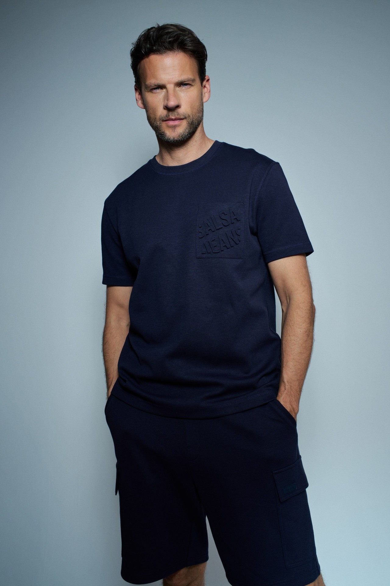 T-SHIRT MIT PRGUNG DES MARKENLOGOS