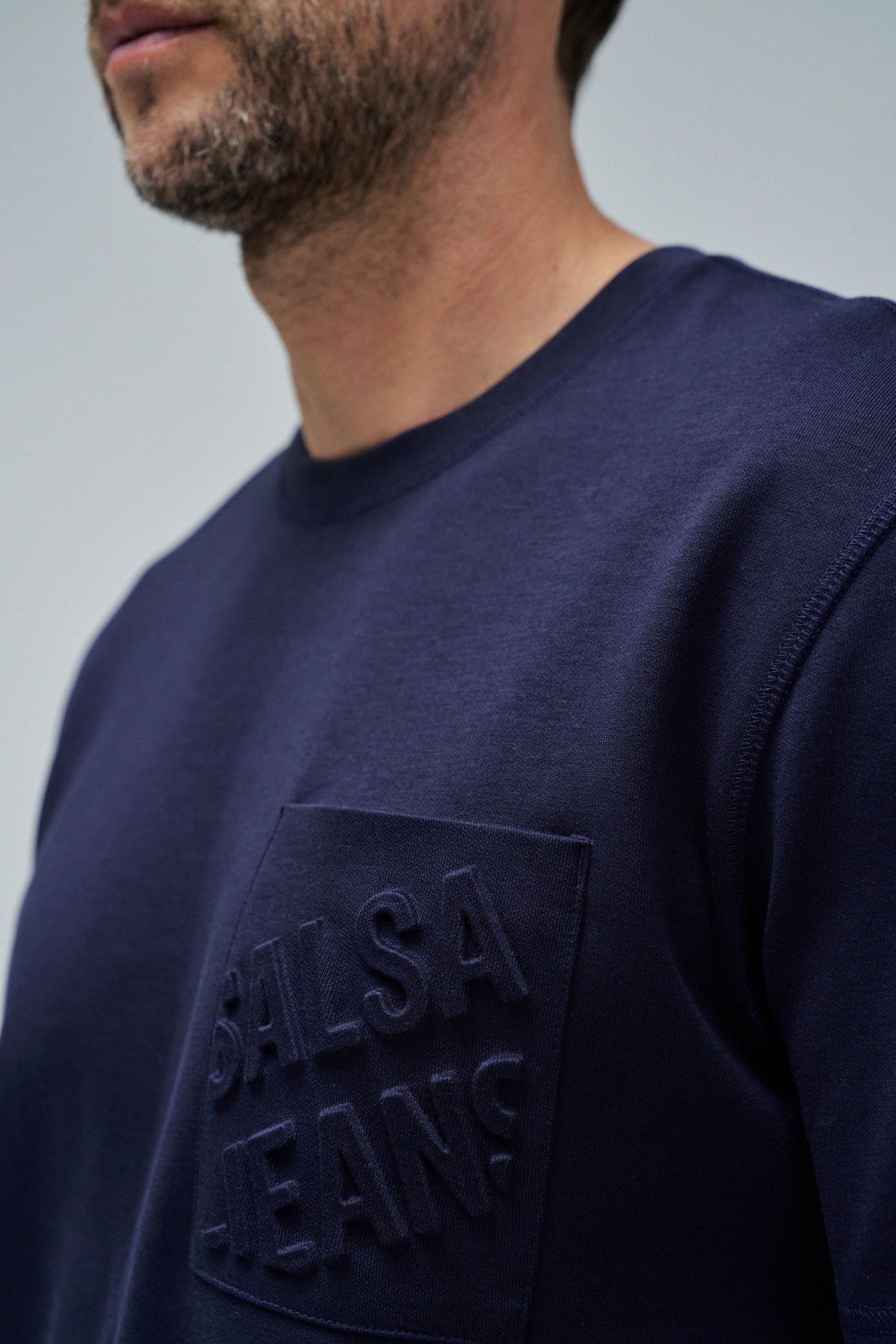 T-SHIRT MIT PRGUNG DES MARKENLOGOS