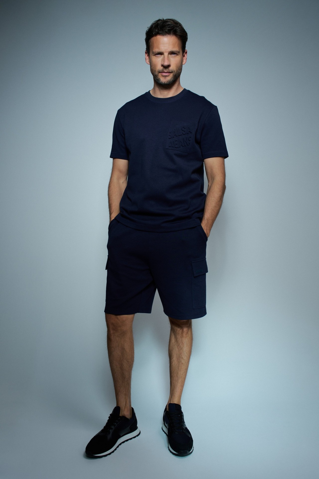 T-SHIRT MIT PRGUNG DES MARKENLOGOS