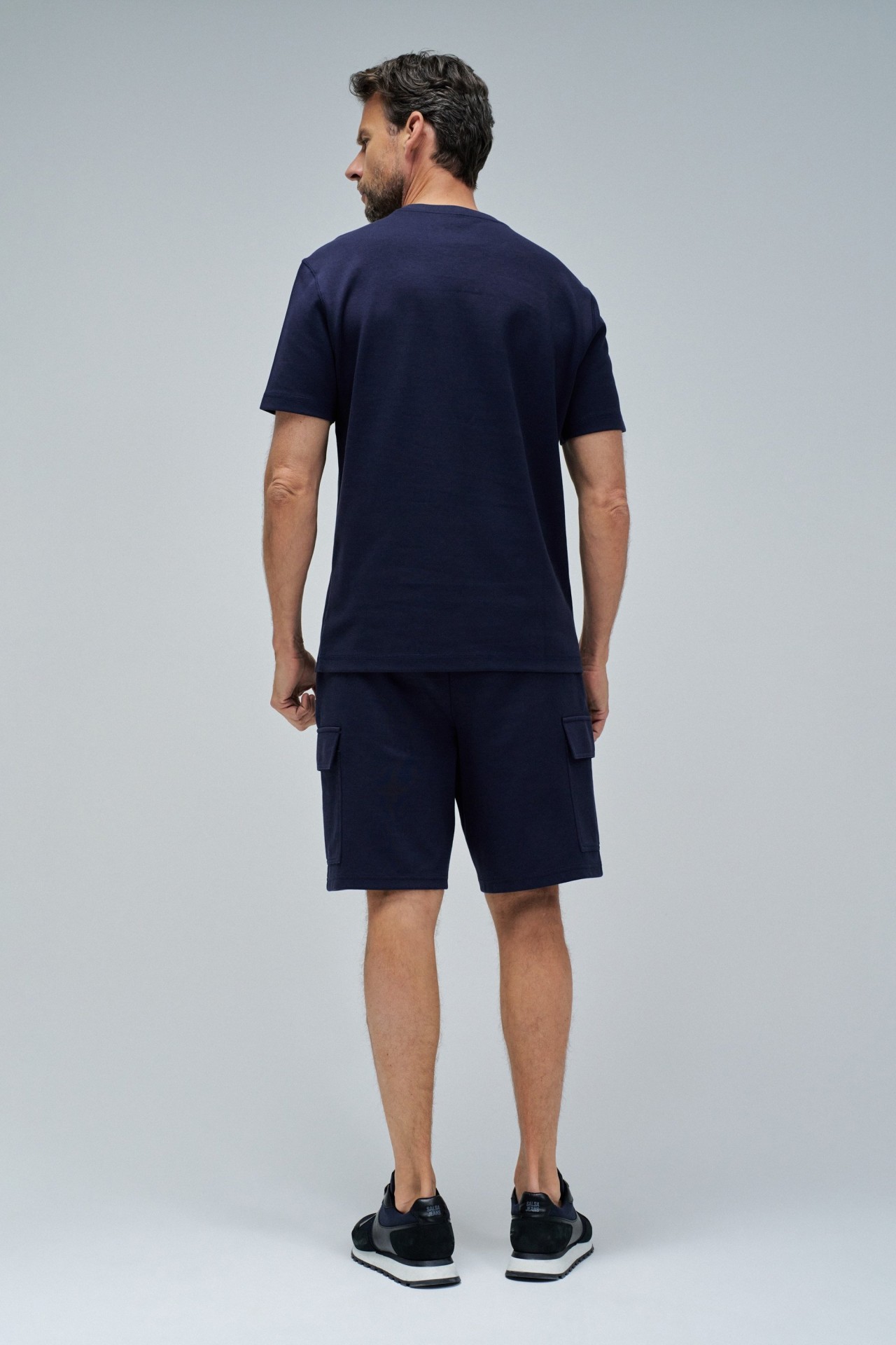 T-SHIRT MIT PRGUNG DES MARKENLOGOS