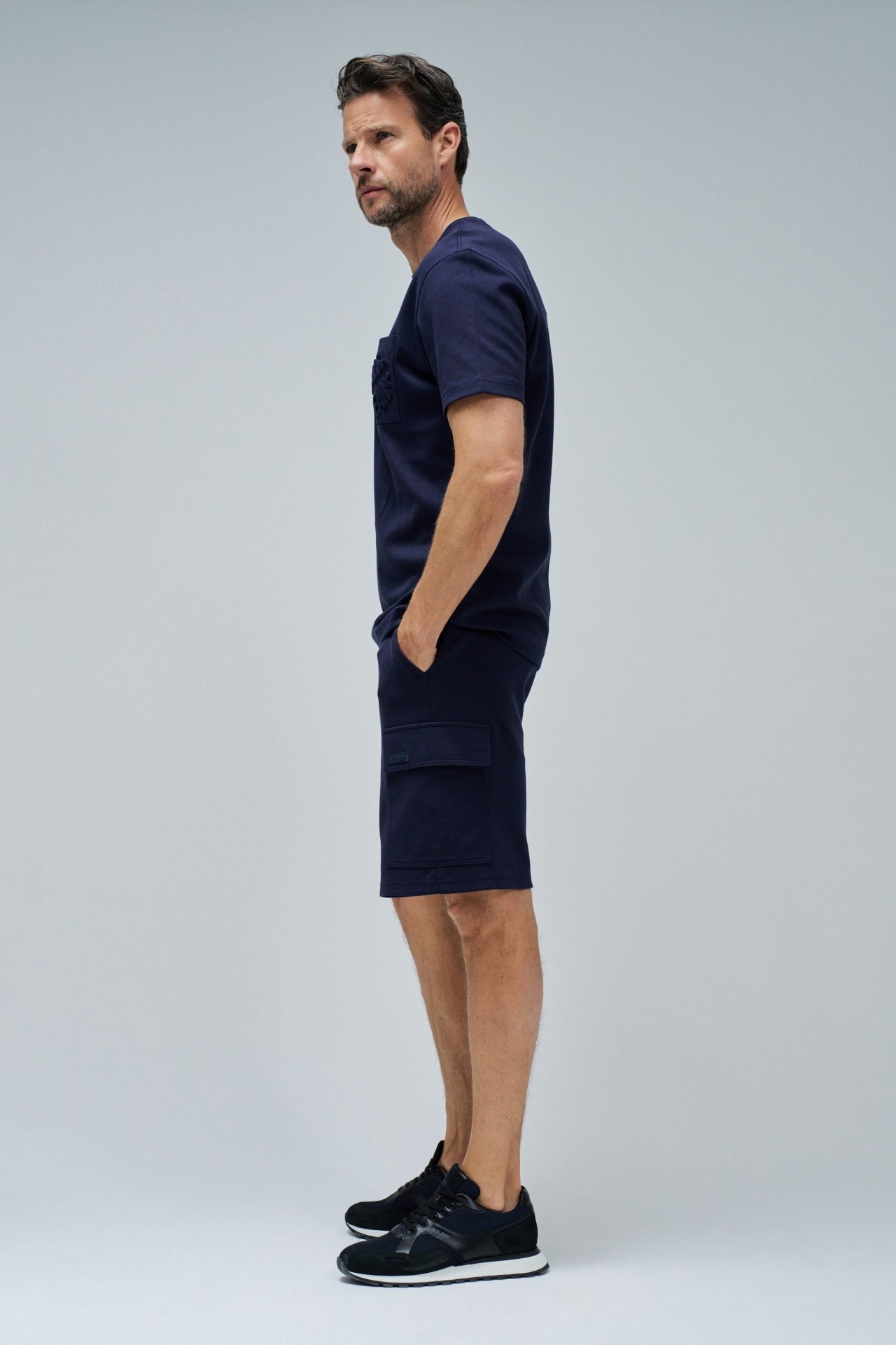 T-SHIRT MIT PRGUNG DES MARKENLOGOS