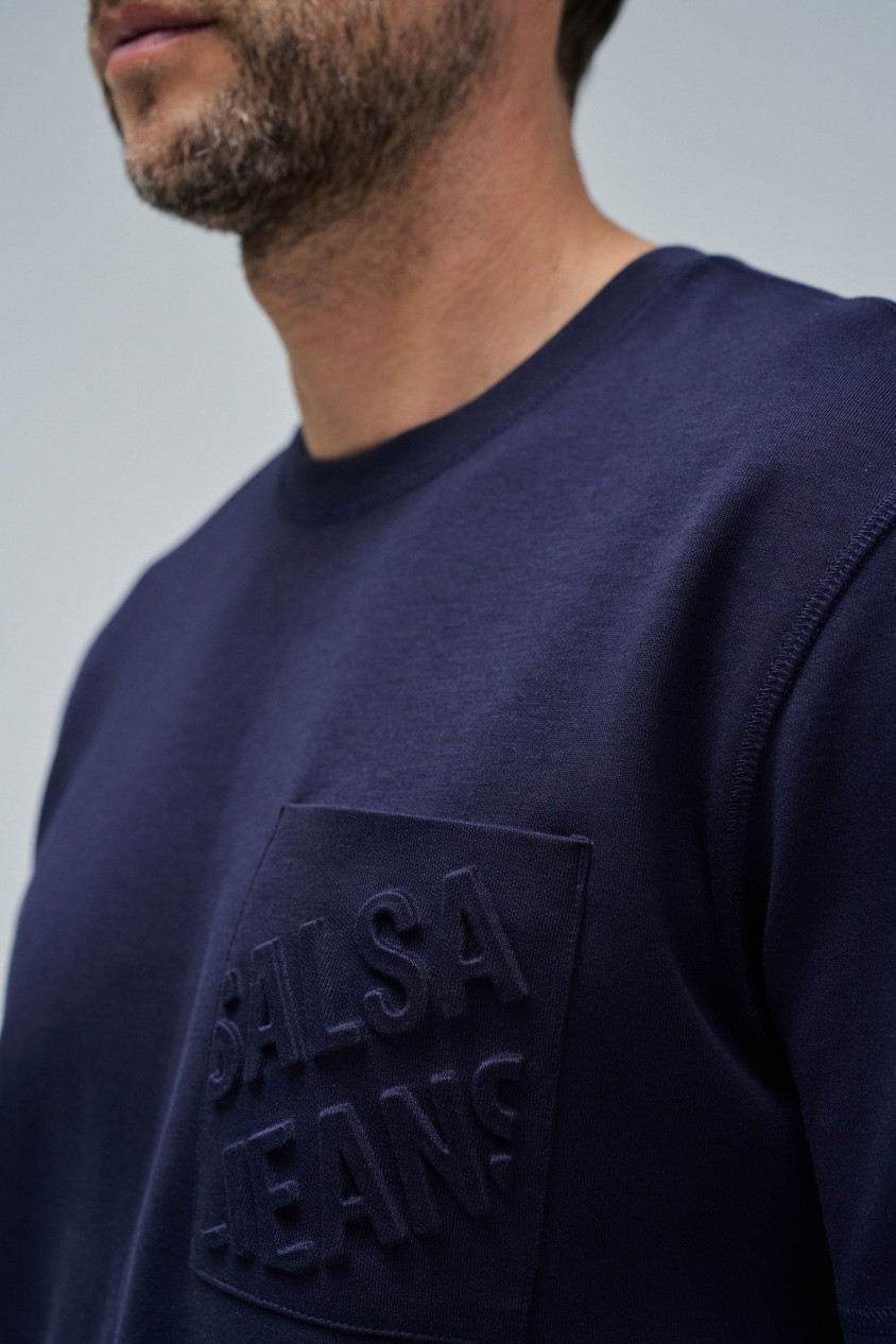 CAMISETA CON LOGO EN RELIEVE
