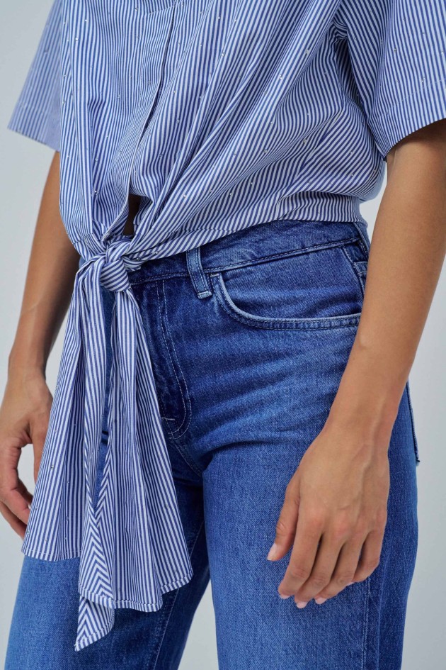 BLUSA CON LAZO EN EL DOBLADILLO