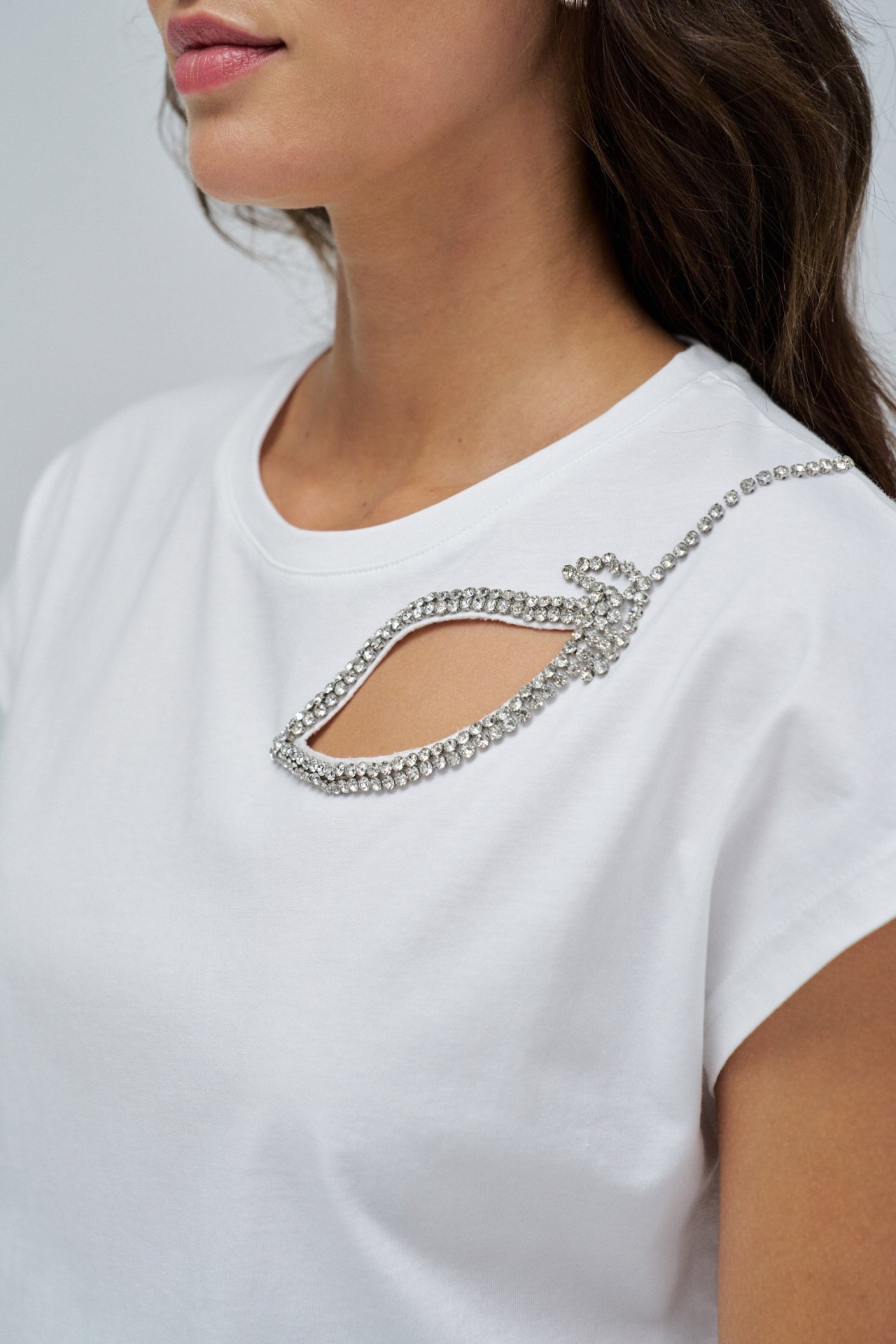 CAMISETA CON DETALLE EN EL PECHO