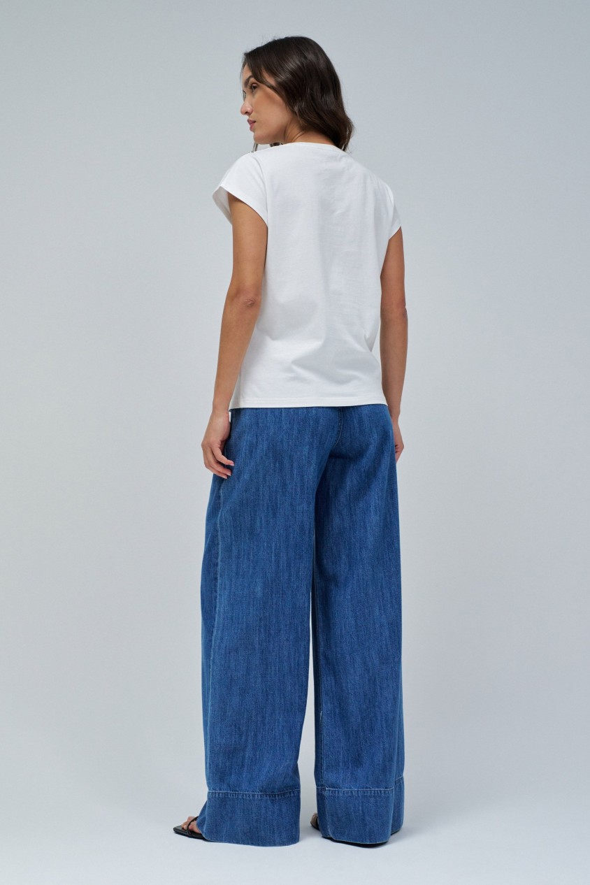 T-SHIRT AVEC DÉCOUPE SUR LA POITRINE