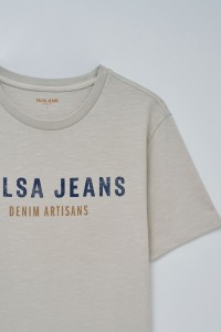 T-SHIRT MIT BRANDING