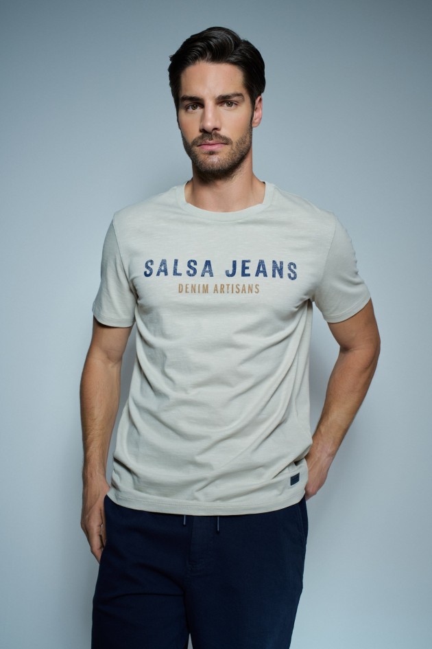 T-SHIRT MIT BRANDING