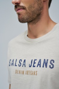 T-SHIRT MIT BRANDING