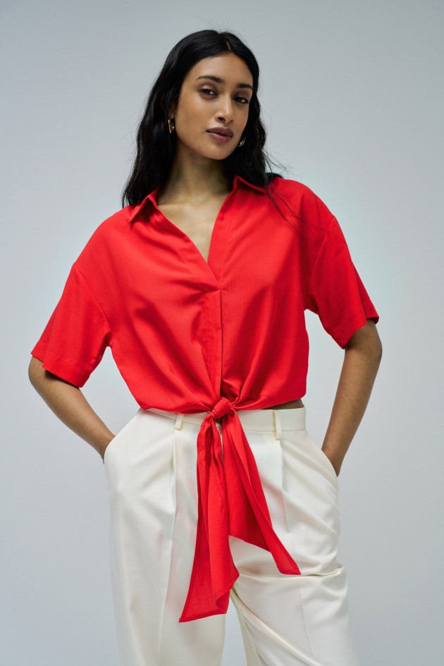 BLUSE IN HELLBLAU MIT SCHLEIFE AM SAUM