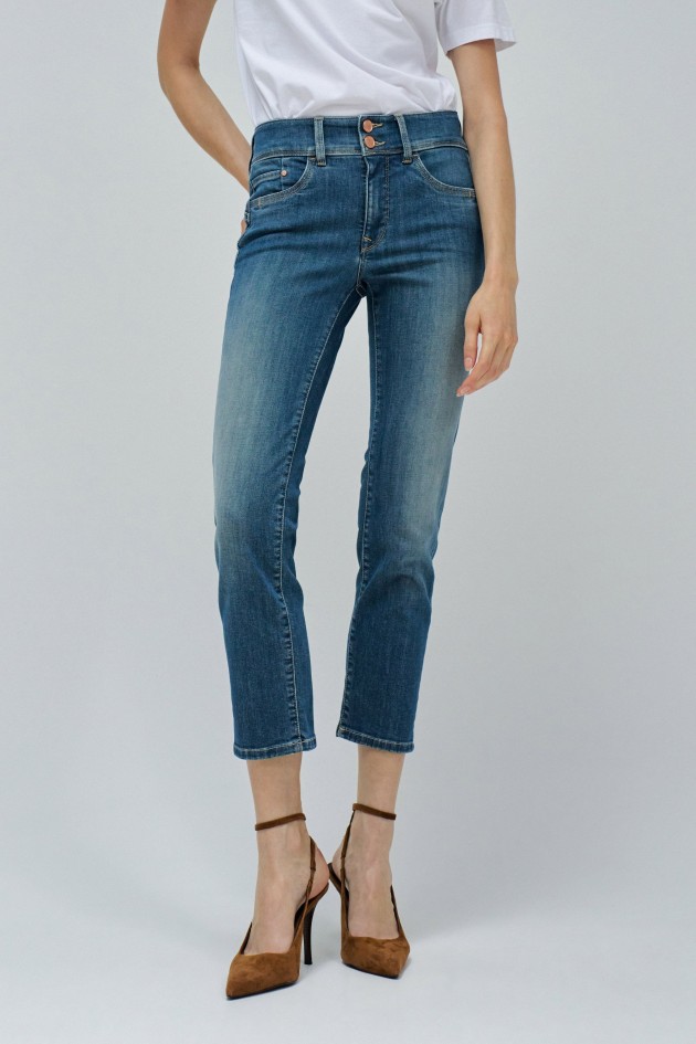 SECRET PUSH IN CROPPED SLIM JEANS