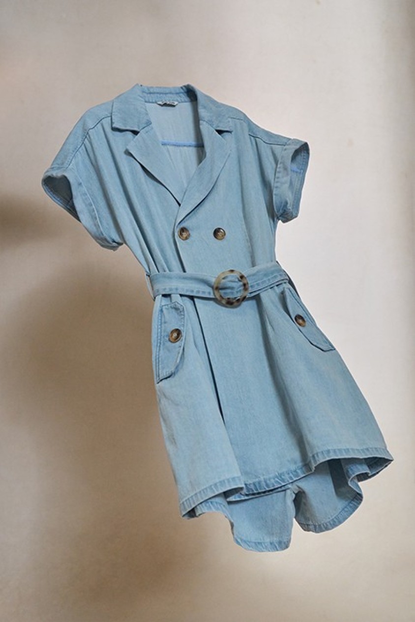 KURZER JUMPSUIT IN HELLBLAUEN JEANS