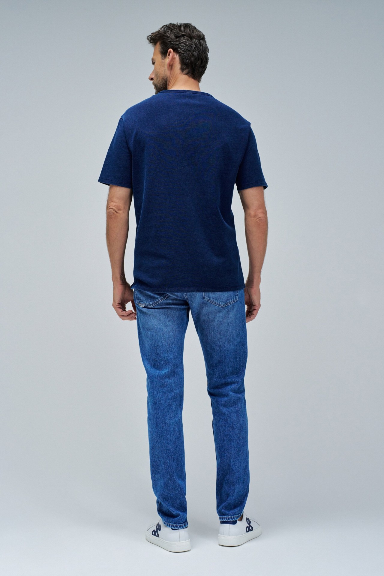 T-SHIRT MIT BRANDING