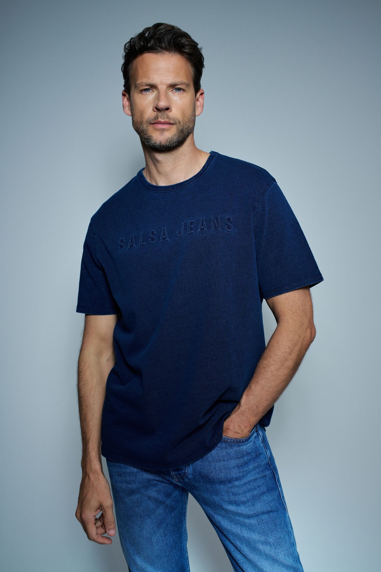 T-SHIRT MIT BRANDING