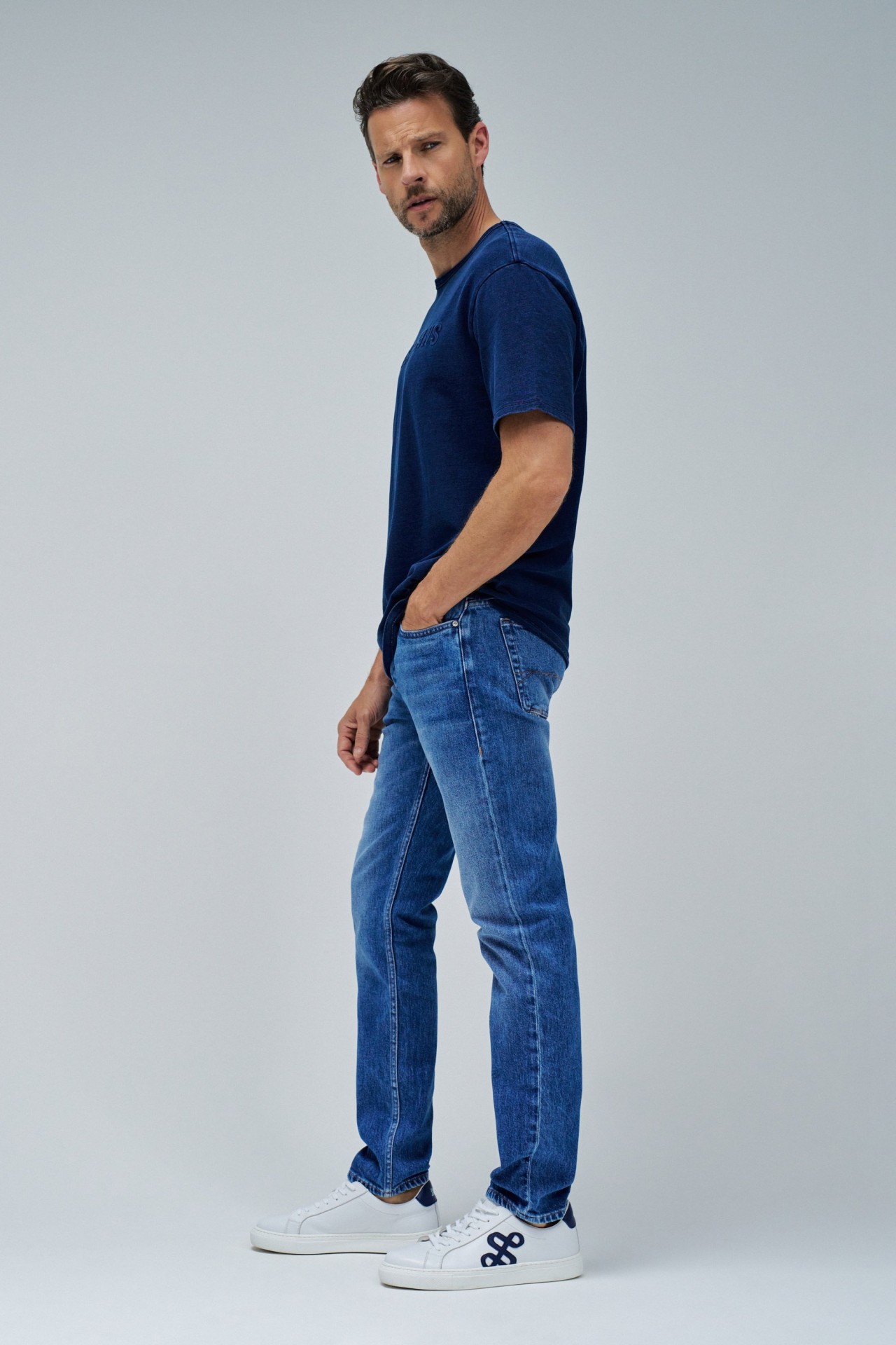 T-SHIRT MIT BRANDING