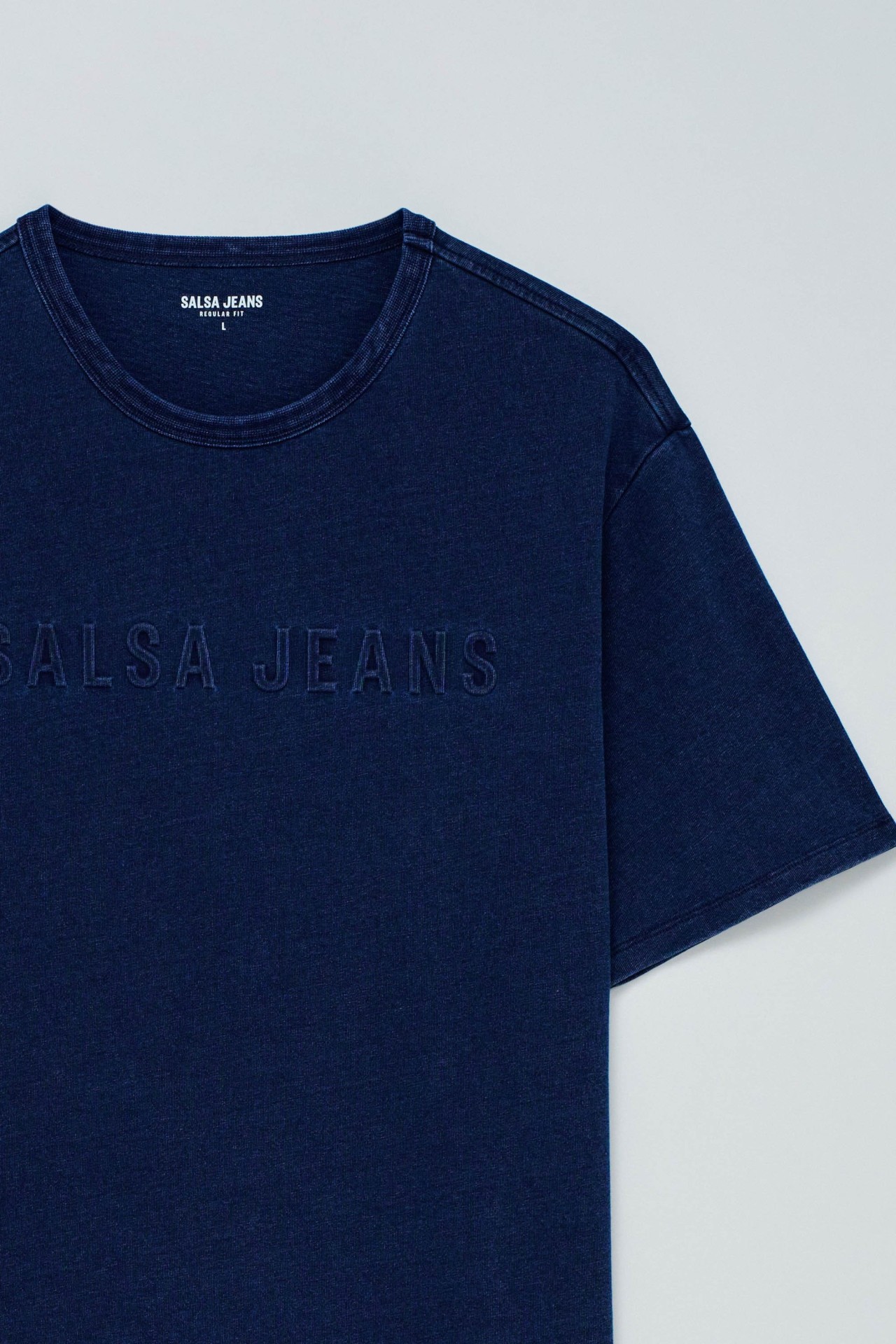 T-SHIRT MIT BRANDING