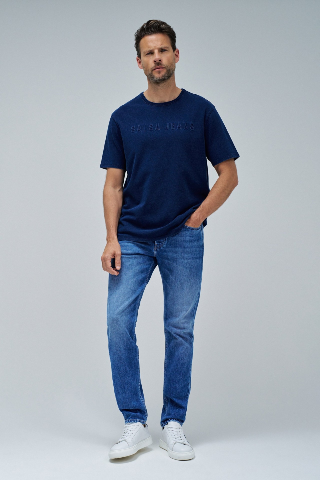 T-SHIRT MIT BRANDING