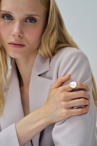 VERSTELLBARER RING MIT PERLMUTT