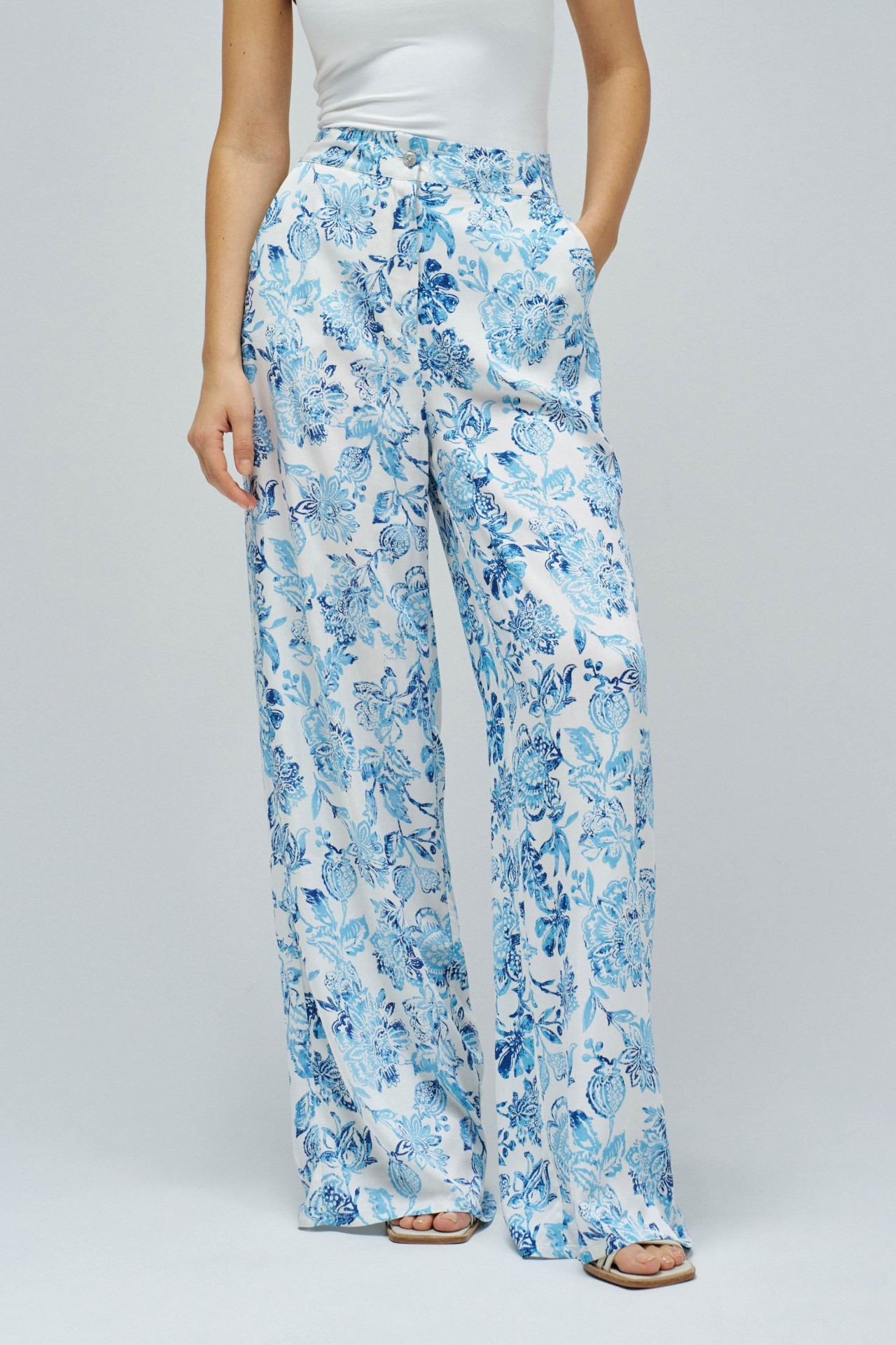 STRAIGHT WITH FLORAL PRINT TROUSERS