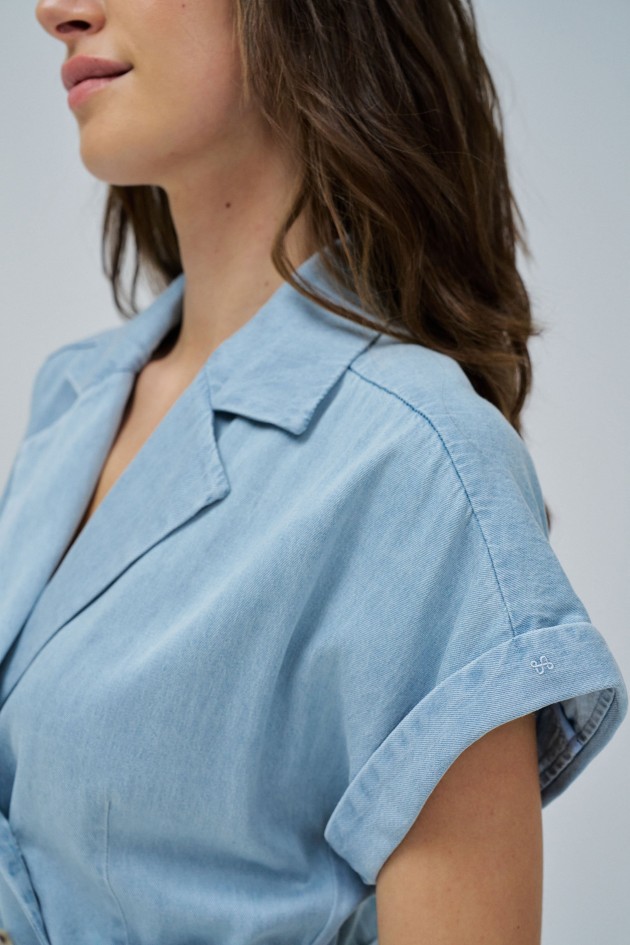 KURZER JUMPSUIT IN HELLBLAUEN JEANS