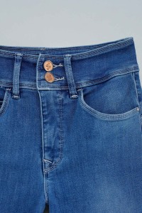 SECRET PUSH IN SLIM JEANS
