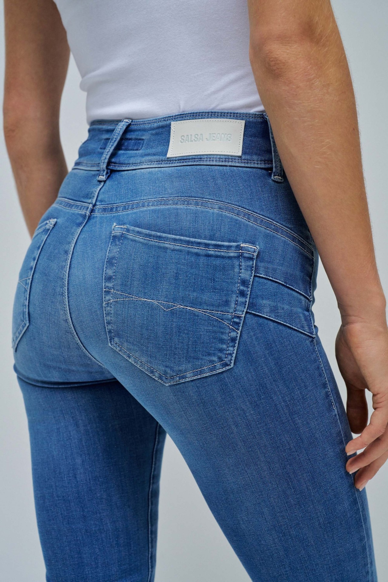 SECRET PUSH IN SLIM JEANS
