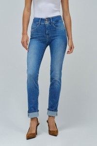 SECRET PUSH IN SLIM JEANS