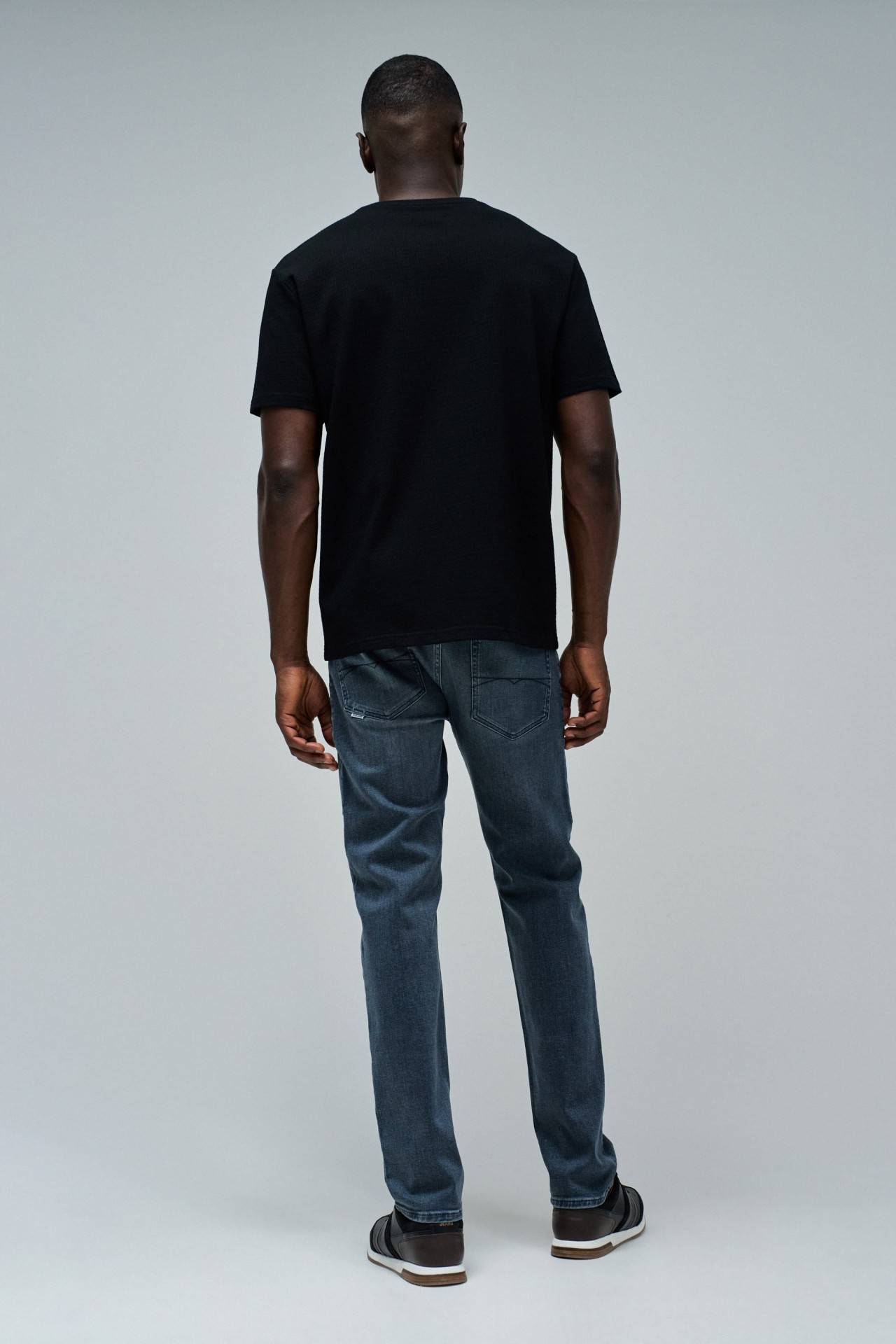 T-SHIRT TEXTURADA COM BOLSO