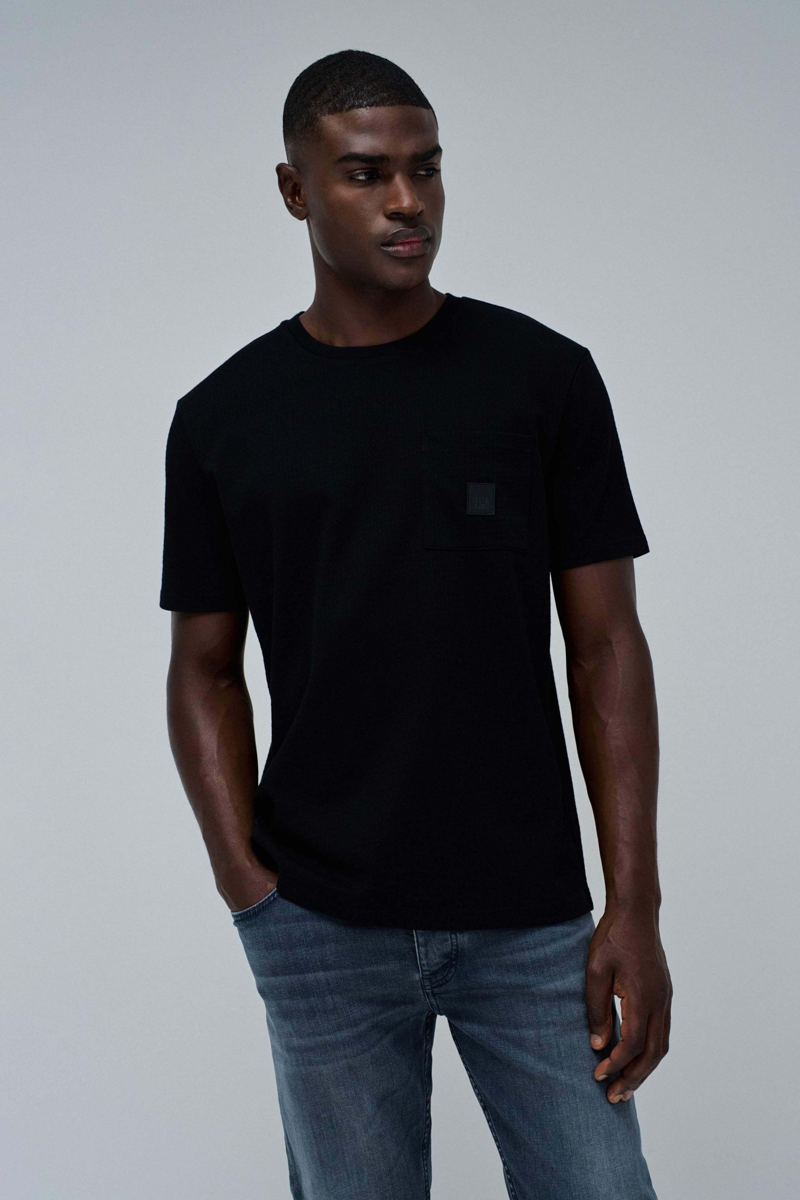 TEXTURIERTES T-SHIRT MIT TASCHE