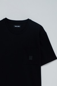 CAMISETA TEXTURIZADA CON BOLSILLO